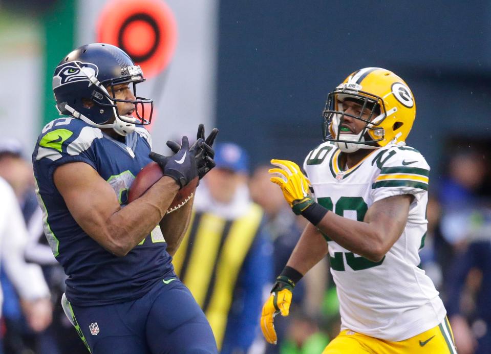 Seattle Seahawks wide receiver Doug Baldwin (89) hauls in a first down catch in overtime at the 35-yard line while being defended by Green Bay Packers cornerback Casey Hayward (29) during the Seattle Seahawks 28-22 overtime win over the Green Bay Packers to win the NFC Championship on Jan. 18, 2015.