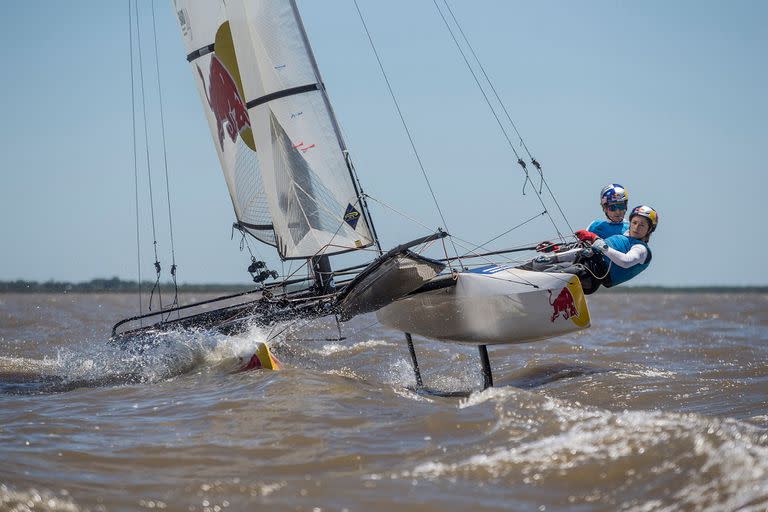 Santiago Lange y Victoria Travascio su nueva compañera de navegación.