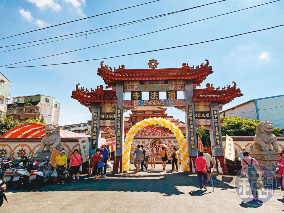 60年歷史的通法寺（圖）位於高雄仁武，近日成立然燈山佛教協會，並盛大舉辦園遊會。