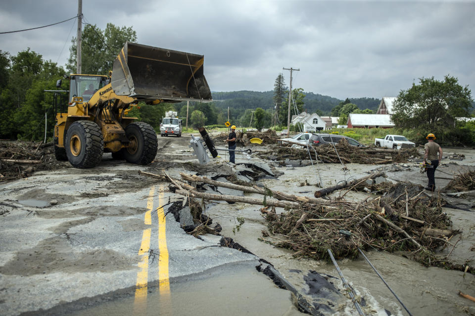 Trabajadores retiran escombros tras los daños causados por las inundaciones en Lyndon, Vermont, el martes 30 de julio de 2024. (Foto AP/Dmitry Belyakov)