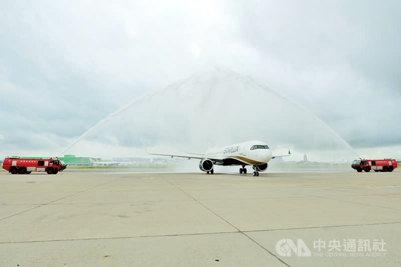 A321neo新機於上午11時20分降落在桃園國際機場，為迎接新機到來，桃園機場也特別安排「水門禮」，讓飛機在落地滑行中穿過水車噴洒出的巨大水幕，象徵洗塵接風航向無限美好。中央社