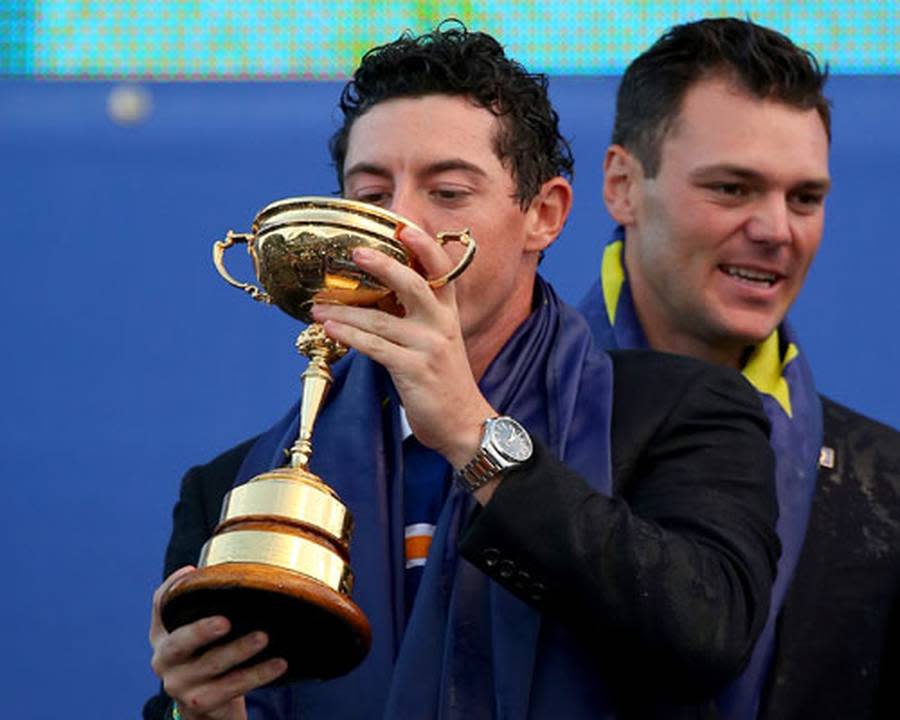 Unter den Feiernden sind auch Rory McIlroy (l.) und Deutschlands bester Golfer Martin Kaymer