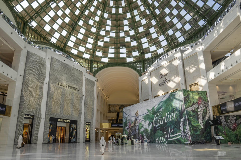 La gente camina en un centro comercial con tiendas de lujo en Doha, Qatar, el lunes 17 de octubre de 2022. (AP Foto/Nariman El-Mofty)