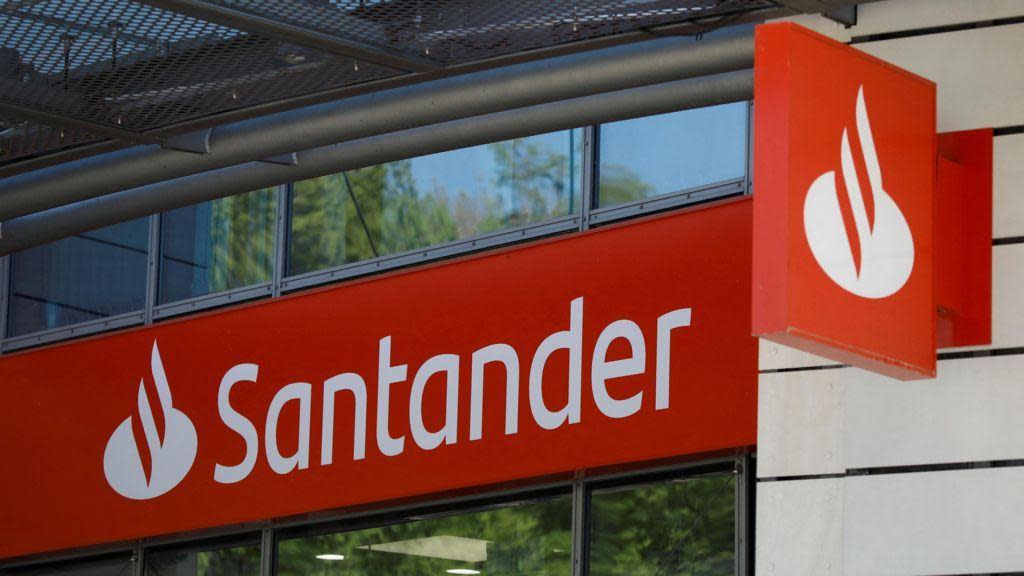 Fachada de una oficina del Banco Santander. 