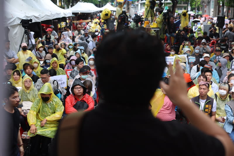 民眾立院外關注國會職權修法（1） 立法院會24日繼續處理國會職權修正相關法案，多個 民團在立法院外集結群眾，並宣講訴求。 中央社記者趙世勳攝  113年5月24日 