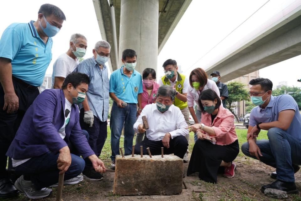 民進黨台北市長參選人陳時中出席北投慈生宮參香暨唭哩岸打石文化導覽體驗。   圖：陳時中競選團隊 / 提供