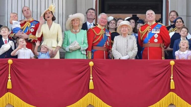 La familia real unida en el balcón del Palacio de Buckingham durante una exhibición de la Real Fuerza Aérea en 2019, en el marco del cumpleaños de la reina Isabel II, quien falleció en septiembre de 2022