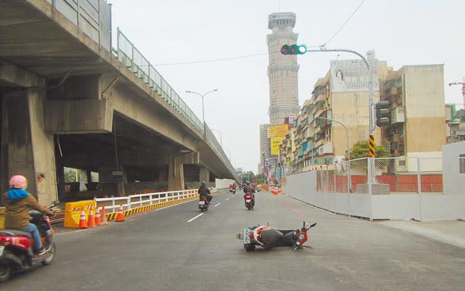 高雄潘姓男子遭指控去年元旦在三多一路上與葉女發生擦撞時，竟騎車逃離現場，但法官認為葉女的說詞與事實有所出入，難認潘男犯肇事逃逸罪，高雄地院判潘男無罪，可上訴。（示意圖／本報資料照片）