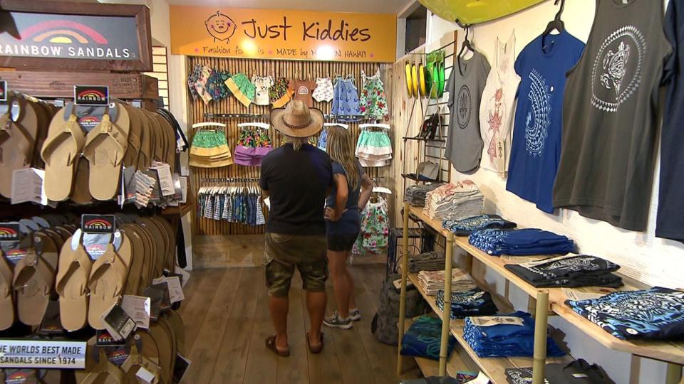 Neueröffnung nach der Corona-Flaute: Manu (rechts, mit Konny) will ihre Klamotten im Surfshop von Auswanderer Ralf verkaufen. (Bild: RTLZWEI)