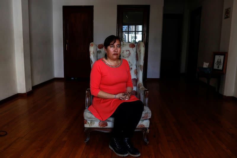 Una mujer que asumió el nombre de Becky Bios, ya que quiere dejar atrás su antigua identidad tras haber sido golpeada por su novio, posa durante una entrevista con Reuters en Ciudad de México