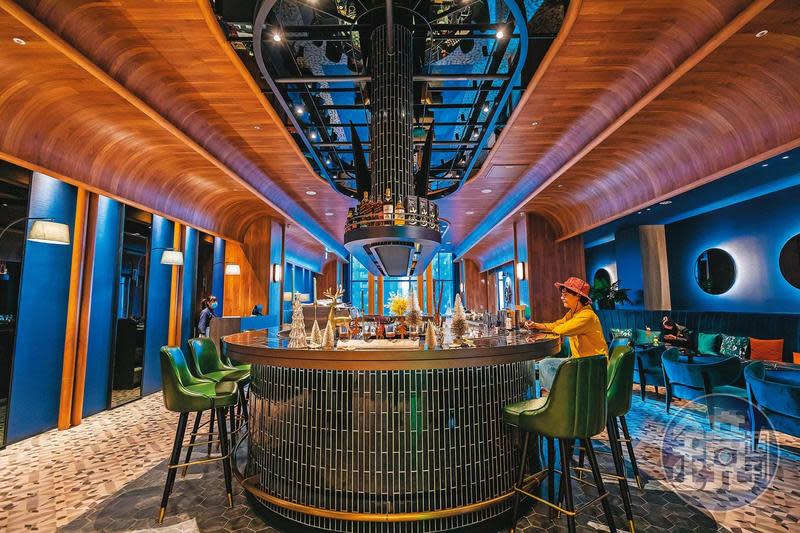 位於桃園青埔的「COZZI Blu和逸飯店桃園館」，以法國科幻小說《海底兩萬哩》為靈感設計，除了客房充滿海洋視覺，就連飯店酒吧「Blu Bar」，也營造出滿滿的船艙空間感。
