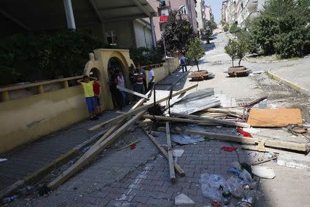 People set up makeshift barricades to block entrance of the cemevi, an Alevi place of worship, in Gazi neighborhood in Istanbul, Turkey, July 27, 2015. REUTERS/Umit Bektas