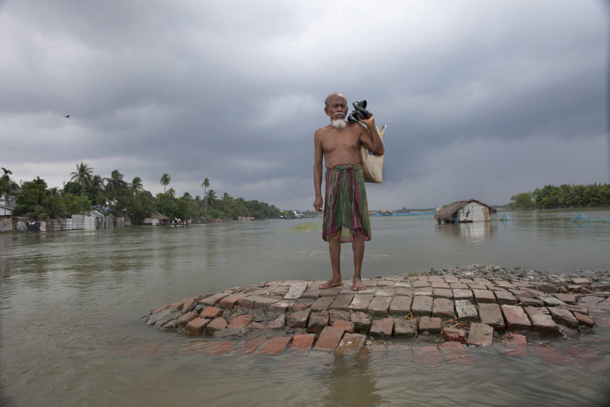 バングラデシュは世界で最も人口<a href="http://www.huffingtonpost.com/bangladesh-prime-minister-sheikh-hasina/bangladesh-not-waiting-for-the-world-to-save-us_b_8149554.html" target="_hplink">密度が高く</a>、一人あたりの耕地面積が少ない国の一つだ。2013年、<a href="http://www.worldbank.org/en/news/press-release/2013/06/19/warming-climate-to-hit-bangladesh-hard-with-sea-level-rise-more-floods-and-cyclones-world-bank-report-says" target="_hplink">世界銀行</a>は「気候変動により、バングラデシュには川の異常氾濫、これまで以上に強力な熱帯低気圧、海面上昇、気温上昇などの危機が迫っている」と警告している。 <br></br> また、EUの<a href="http://www.gcca.eu/national-programmes/asia/gcca-bangladesh-climate-change-resilience-fund-bccrf" target="_hplink">グローバル気候変動同盟</a>（GCCA）は「すでに沿岸部や乾燥・半乾燥地域では、洪水、熱帯低気圧、高潮、干ばつが頻発している」と報告している。 <br></br> バングラデシュのシェイク・ハシナ首相は9月にハフポストUS版に寄稿し「バングラデシュは、気候変動の脅威に最もさらされている国です。気候変動と、気候変動が与えるその影響と闘うためには、明確なゴールが重要です」と述べている。また、2015年の降水量が例年より50%増え、農作物が深刻を受けたことに触れ「パリの気候変動会議では、測定可能で検証できる排出量削減目標を定めなければなりません」と強調した。 <br></br> 上の写真は2011年にバングラデシュ南西のサトキラ地区で起こった洪水の様子だ。男性がレスキューボートを待っている。