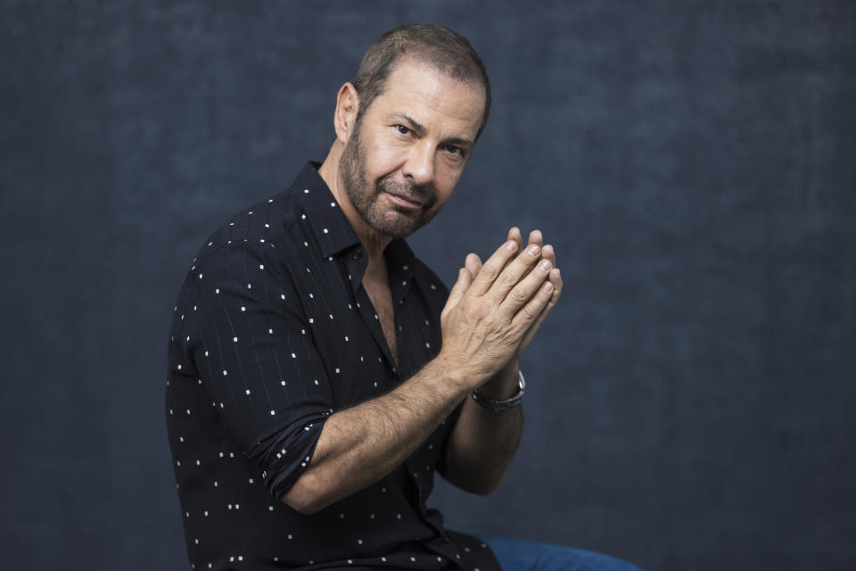 Ricardo Rojas posa para un retrato para promocionar la serie "And Just Like That..." el lunes 29 de mayo de 2023 en Los Ángeles. Rojas, estilista de celebridades como Donatella Versace, Cher y Mariah Carey, aparecerá en dos episodios de la serie de HBO. (Foto Willy Sanjuan/Invision/AP)