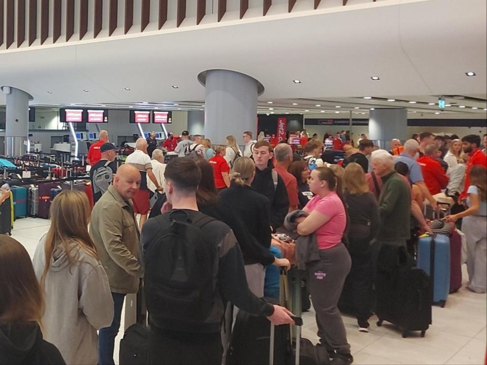 Passengers at Manchester Airport terminal 2 during the power cut (Derek Flynn)