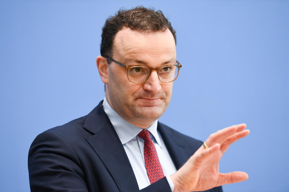 Jens Spahn bei einer Pressekonferenz am 1. April (Bild: REUTERS/Annegret Hilse/Pool)