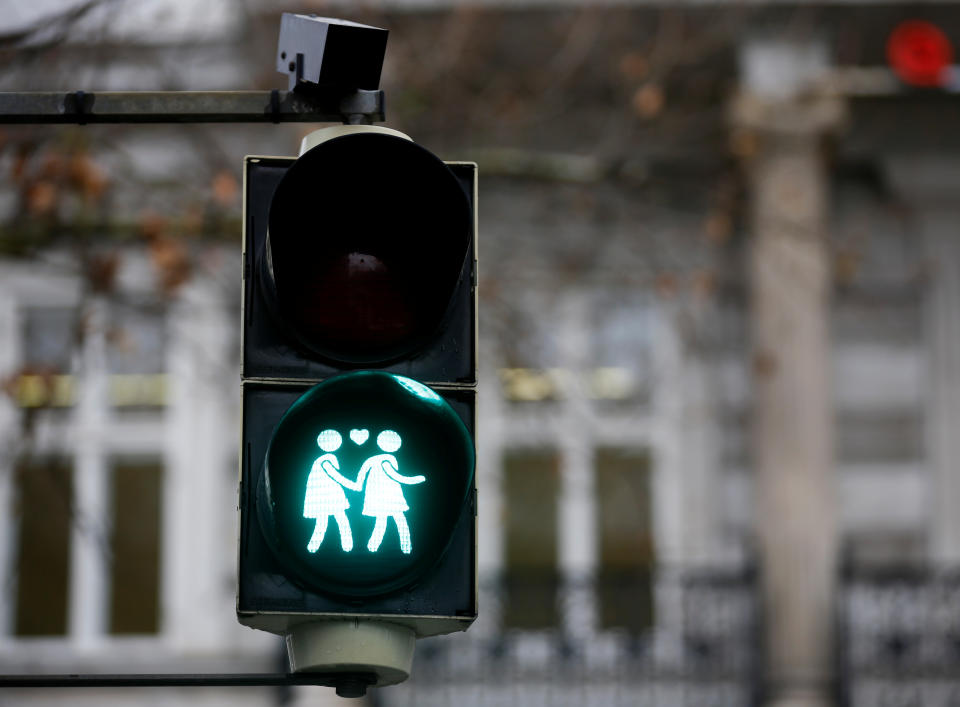 Ampel mit gleichgeschlechtlichem Ampelpärchen leuchtet grün.