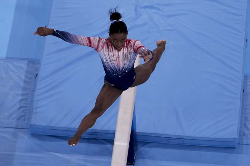 2021年8月3日，東京奧運，美國女子體操選手拜爾斯（Simone Biles）參加平衡木項目（AP）