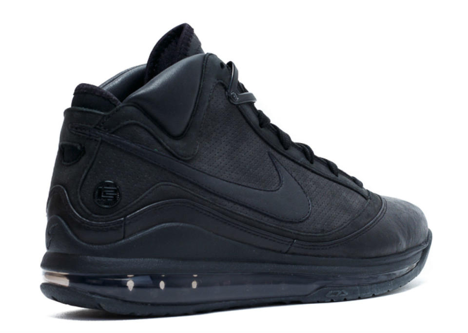 Nike Air Max Lebron VII ‘All black everything’