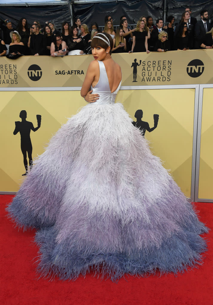 <p>Die Schauspielerin, die für „Orange is the New Black” nominiert war, verzauberte in einem ombré-lilafarbenen Federkleid. (Bild: Getty Images) </p>