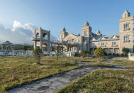 Das Anwesen, das auf der südkoreanischen Insel Jeju gelegen ist, macht schon von außen einen außergewöhnlichen Eindruck. Ein weitläufig angelegter Garten, der freien Blick über die umliegende Landschaft bietet und eine ganz besondere Architektur – all das hat diese Immobilie. Aber Vorsicht, es ist nicht alles Gold, was glänzt, wie die folgenden Bilder zeigen!