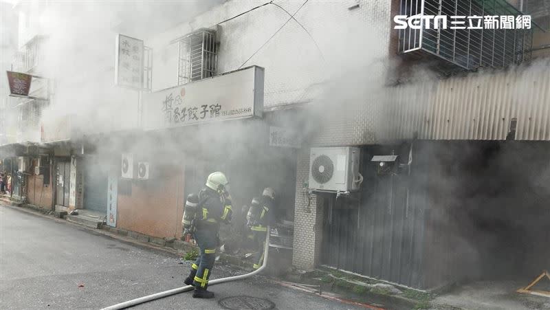 台北市康樂街發生轎車撞進民宅後起火燃燒的事故。（圖／翻攝畫面）