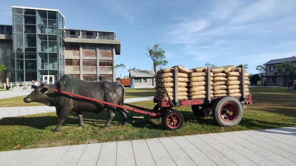 當年產品只能以牛車裝載至高雄港出口，刻畫出台塑辛勤耕耘、穩健踏實的企業精神。