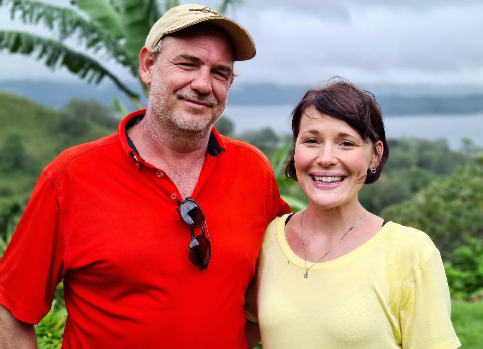 Bauer Nico und Kandidatin Nicola strahlen in die Kamera