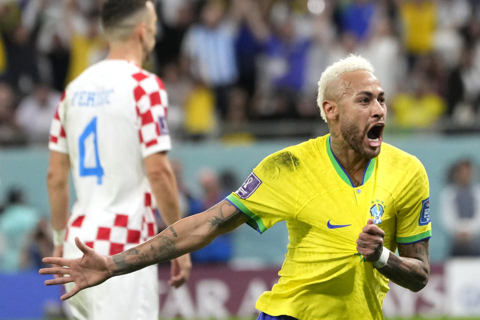 Neymar celebra tras anotar el primer gol de Brasil en el partido contra Croacia por los cuartos de final del Mundial, el viernes 9 de diciembre de 2022, en Rayán, Qatar. (AP Foto/Andre Penner)