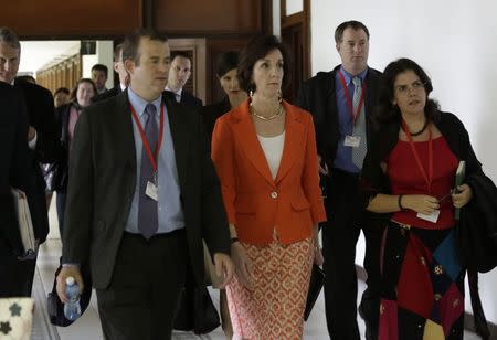 U.S. Assistant Secretary for Western Hemisphere Affairs Roberta Jacobson (C) walks with her delegation after a meeting in Havana January 22, 2015. REUTERS/Enrique De La Osa