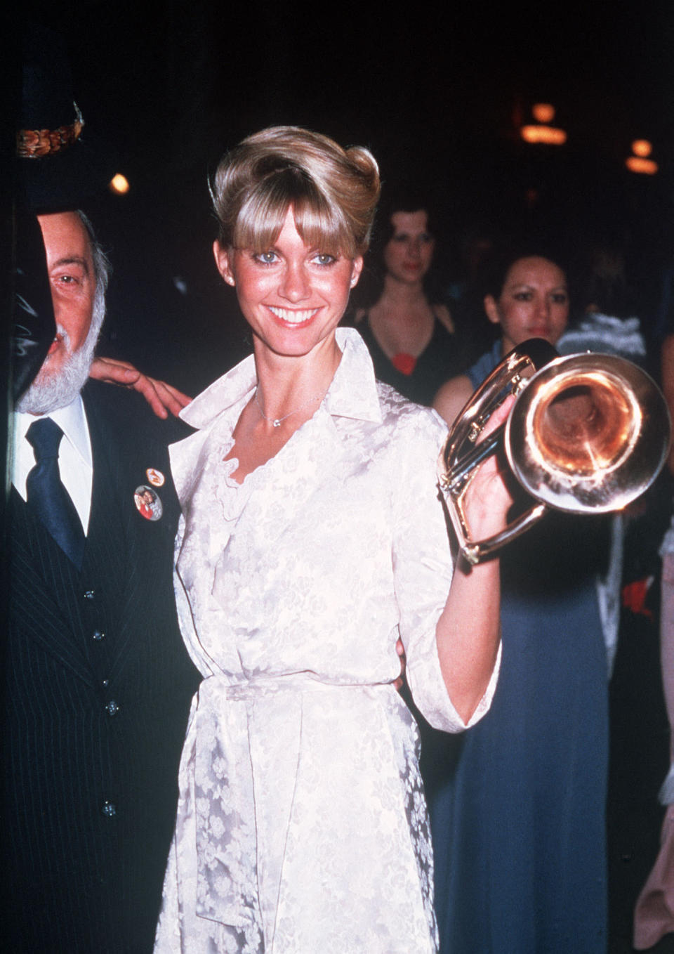 <p>En 1974, Olivia Newton-John remporte le Grammy Award de la chanson country de l'année pour « Let Me Be There ».</p><br>