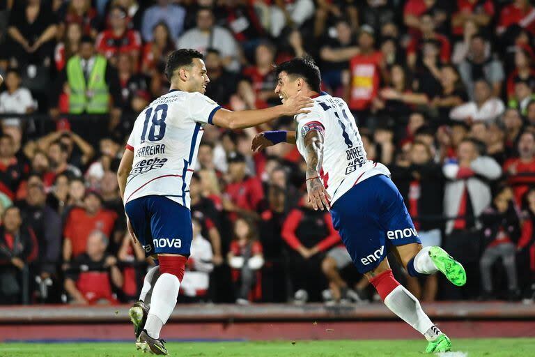 Cristian Ferreira celebra con el paraguayo Adam Bareiro, autor de los dos goles de San Lorenzo; el atacante anotó cinco de los siete goles del Ciclón en la Copa de la Liga