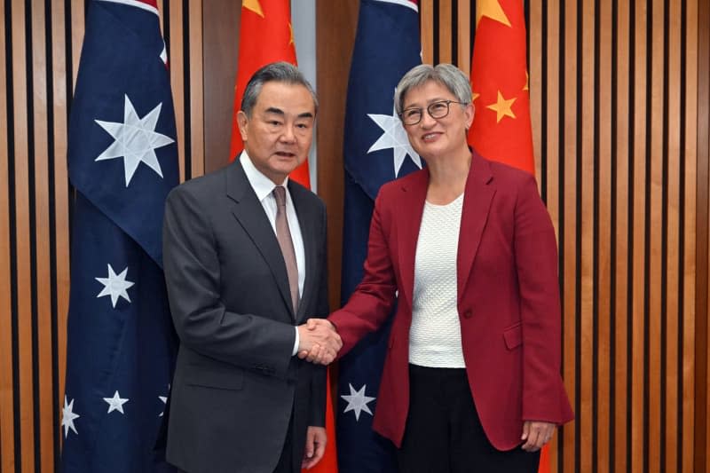 Chinese Foreign Minister Wang Yi (l) and Australian Foreign Minister Penny Wong shake hands at a meeting in Parliament House. Mick Tsikas/AAP/dpa