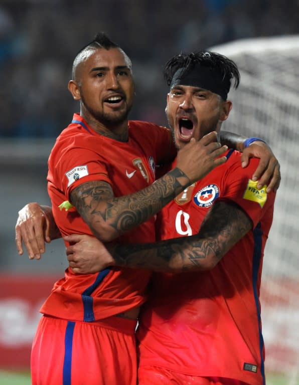 Photo: Paraguay forward Dario Lezcano beats Colombia midfielder