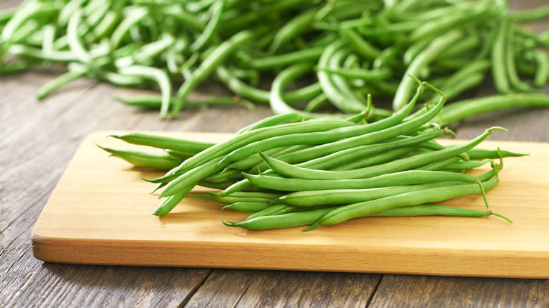 Green beans on cutting board 