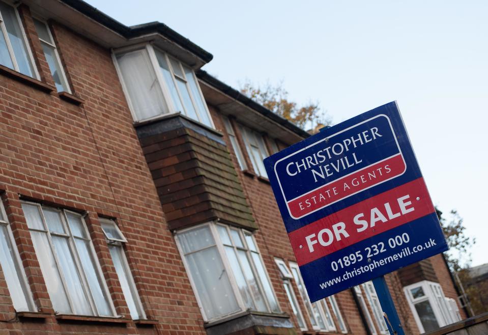 First Homes  Iver Heath, UK. 17th November, 2023. A For Sale sign outside a block of flats in Iver Heath, Buckinghamshire. Latest figures show that house prices fell again by an average of £1,497 across the UK in September, however, in some areas, prices are on the increase. Credit: Maureen McLean/Alamy