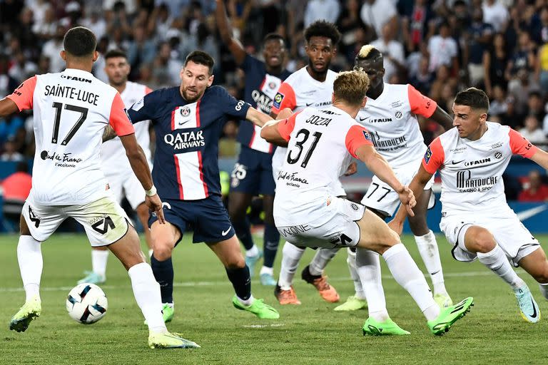 Lionel Messi entre jugadores del Montpellier.