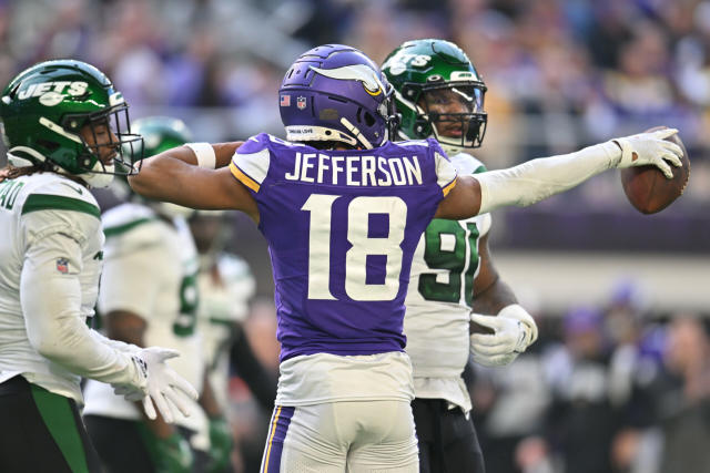 Justin Jefferson sports Randy Moss Pro Bowl jersey during warmups ahead of  'Monday Night Football