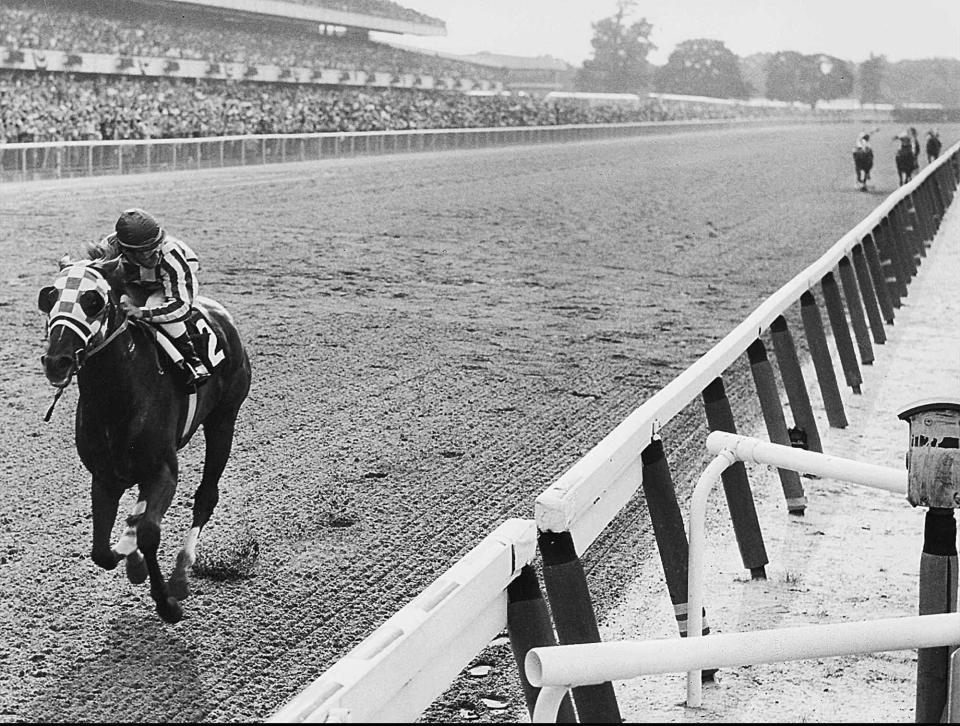 KRT SPORTS STORY SLUGGED: DERBY-SPORTSPLUS KRT FILE PHOTOGRAPH BY LEXINGTON HERALD LEADER (KRT17-April 29) Secretariat approaches the finish line to win the 1973 Belmont Stakes by a record 31 lengths. Many consider the performance to be the greatest ever by a thoroughbred. His Triple Crown was the first in 25 years. (LX) AP, PL (jak32052) 1998 (B&W ONLY)  (Additional photo available on KRT/PressLink or upon request.) (Editor's Note: 1973 File Photo)