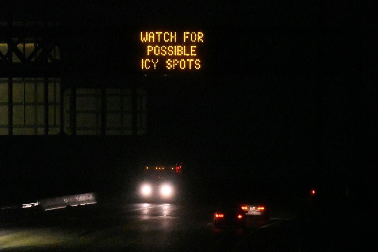 Traffic travels along HWY 421 as rain falls across the area, with temperatures staying in the mid to low thirty’s today there will be a chance for a wintery mix to continue as the day goes on in Wilmington and the surrounding areas Friday Jan. 21, 2022. [KEN BLEVINS/STARNEWS]