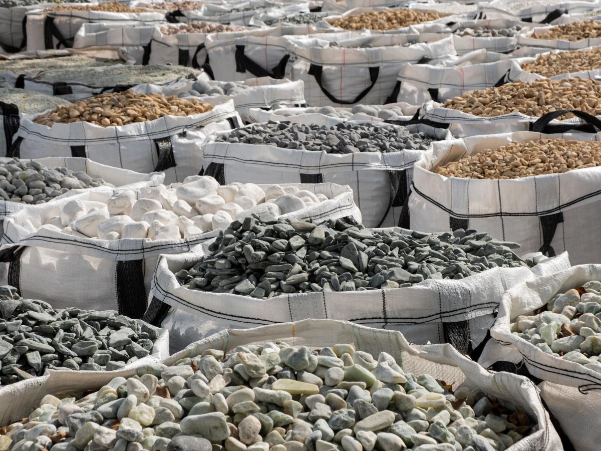 JPMorgan Chase pensait avoir 1,3 million de dollars de nickel entreposé dans un entrepôt.  Un examen plus approfondi a révélé des sacs de pierres.