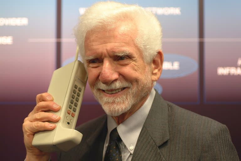 Martin Cooper y el "ladrillo" original (un Motorola DynaTAC)