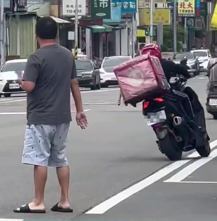 莊姓外送員打完人後騎車離去。（圖／翻攝桃園爆報臉書）