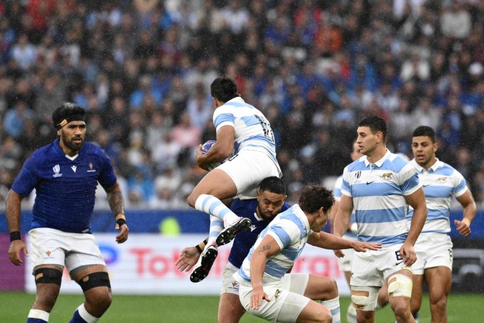 Samoa's full-back Duncan Paia'aua (C) challenges Argentina's full-back Juan Cruz Mallia (C/L) for a high ball (AFP via Getty Images)