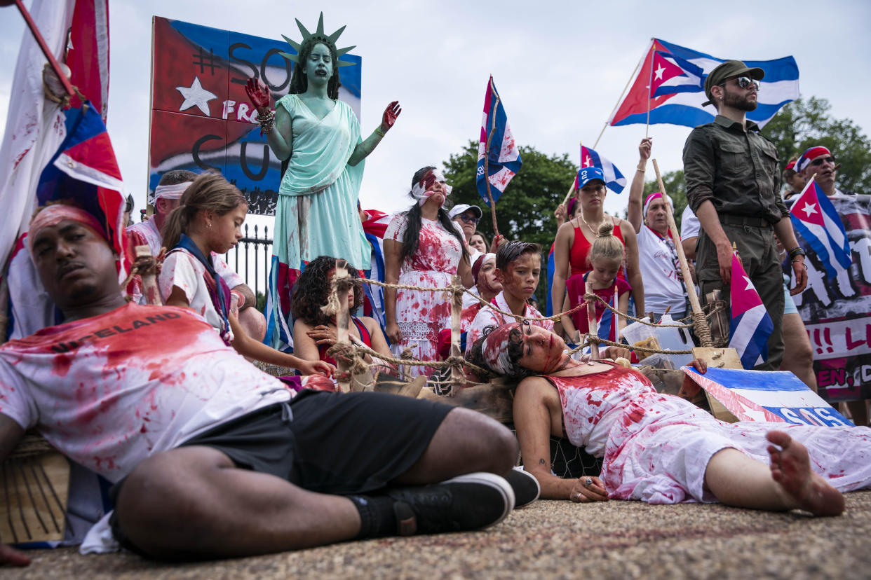 Un grupo de manifestantes en Washington pidieron el fin del gobierno autoritario de Cuba en julio. (Sarah Silbiger/The New York Times)