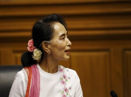 National League for Democracy (NLD) leader Aung San Suu Kyi talks to Shwe Mann (not pictured), speaker of Myanmar's Union Parliament, during their meeting at the Lower House of Parliament in Naypyitaw November 19, 2015. REUTERS/Soe Zeya Tun