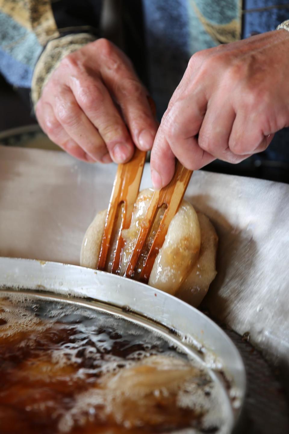 以前吃肉圓是使用竹籤，現因停產，成為工作用的工具。