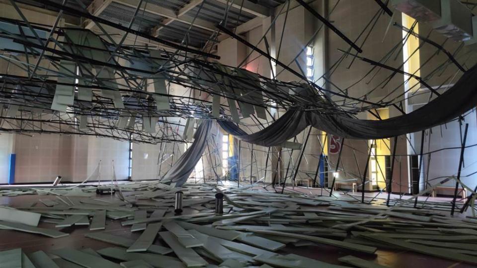 桃園市八德國民運動中心羽球館因為地震造成天花板崩塌，後續究責成為焦點話題。（本報資料照）