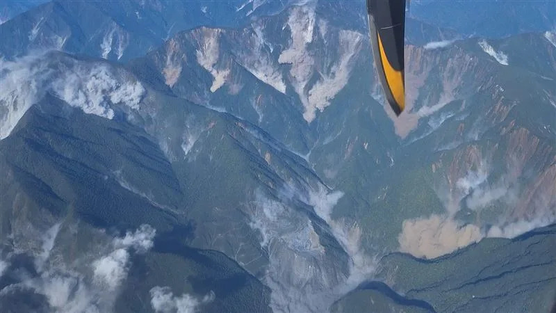 網友在飛機上直擊地震當下山崩畫面。（圖／翻攝自臉書「爆料公社」）