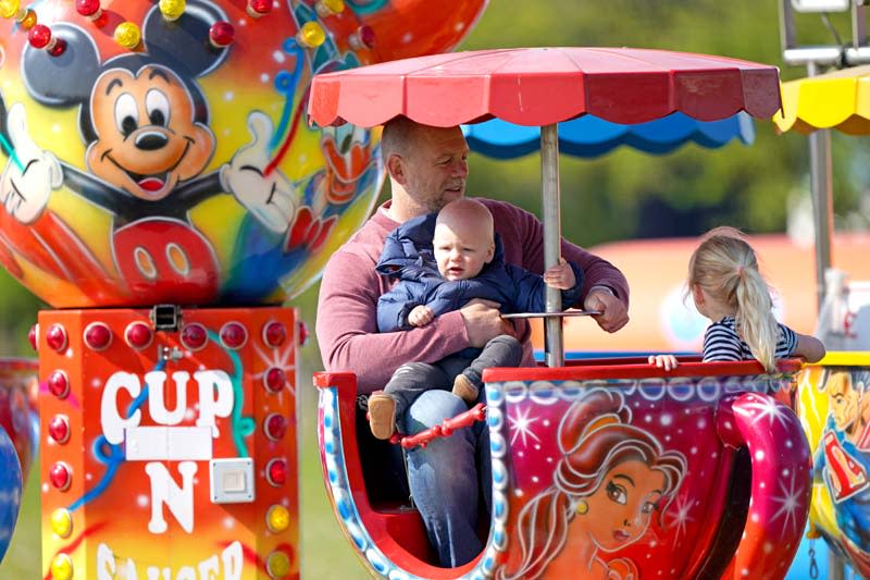 Mike Tindall con dos de sus hijos